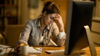 jovem-descontente-pensando-enquanto-trabalhava-no-pc-desktop-a-noite-em-casa_637285-4387 saúde mental das mulheres
