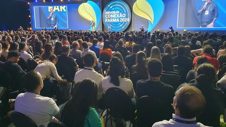 Audiencia macica foi a marca das plenarias do Conexao Farma em 2024