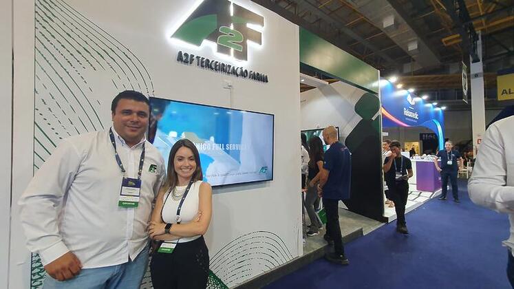 Bruno Moraes e Marina Caldeira da A2F Terceirizacao Farma apresentam os lancamentos de marca propria para farmacias