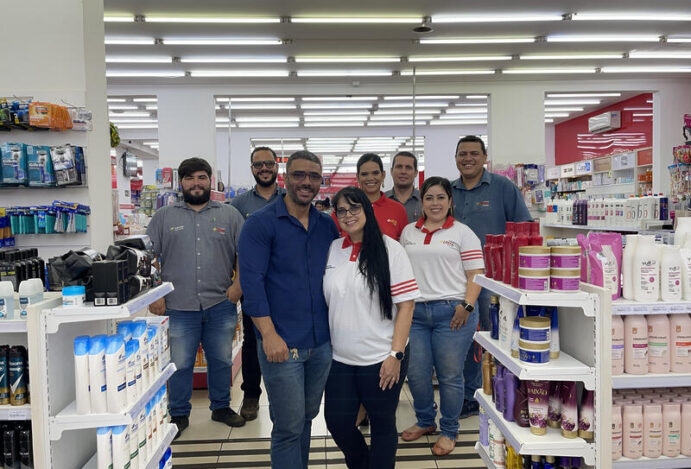 Casal vendeu os bens para crescer com farmácia associativista
