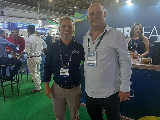 Redes de farmacias prospectam novos negocios na feira com Paulo Henrique Ribeiro Soma Drogarias e Gilvanio Rodrigues Universal Farma