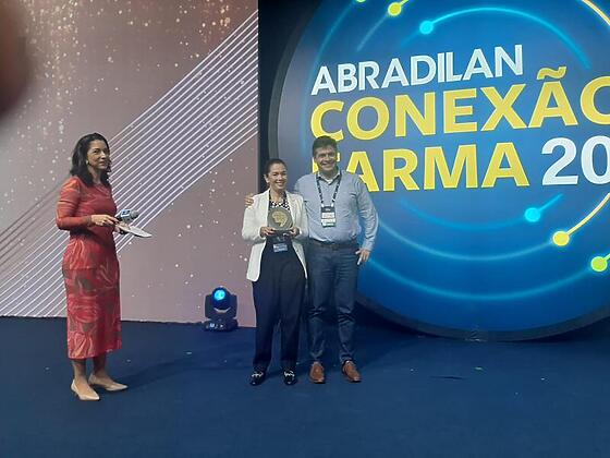 Rodolfo Alegri da Farmax recebeu o premio de melhor fornecedor de produtos de consumo das maos de Gilmara Vicentini da VLMed