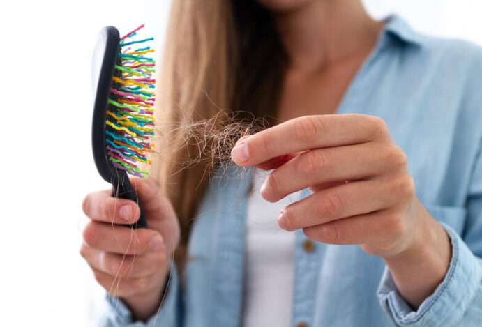 Imagem relacionada a: Até que ponto a queda de cabelo é normal?