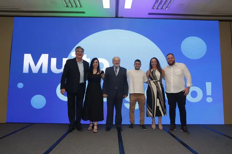 O time da Abrafad unido para celebrar sucesso do encontro, com Nilton Janino, Adriana Schiavi, Nilson Ribeiro, Rafael Forcione, Tatiana Ribeiro e Rodolfo Guimarães