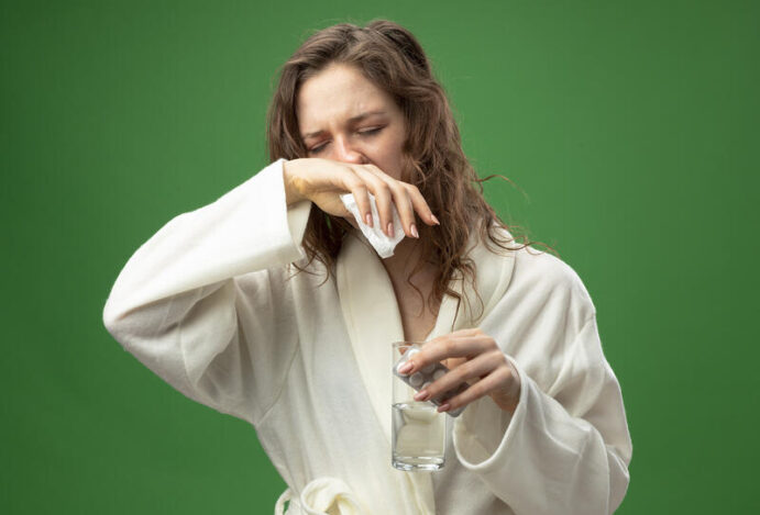 Imagem de mulher precisando de lavagem nasal