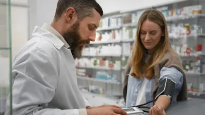 HUBS DE SAÚDE NAS FARMÁCIAS Hubs de saúde, farmácias, varejo farmacêutico