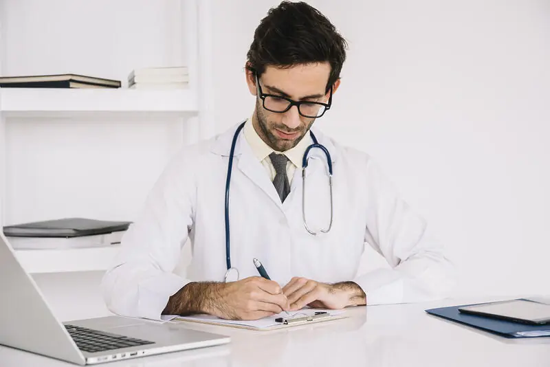 Médico Freepik Nova regra do CFM