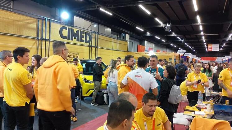Associados movimentam o estande da Cimed em busca das melhores condicoes comerciais