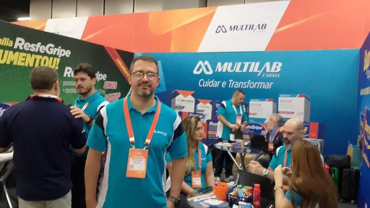 Elivaldo Silva gerente de marketing e da Multilab prestigiando o evento