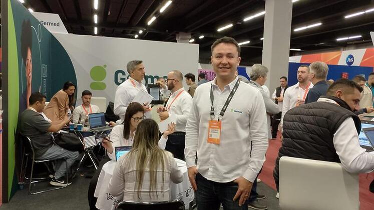 Gustvao Possani diretor de marketing da Germed comemora o estande cheio
