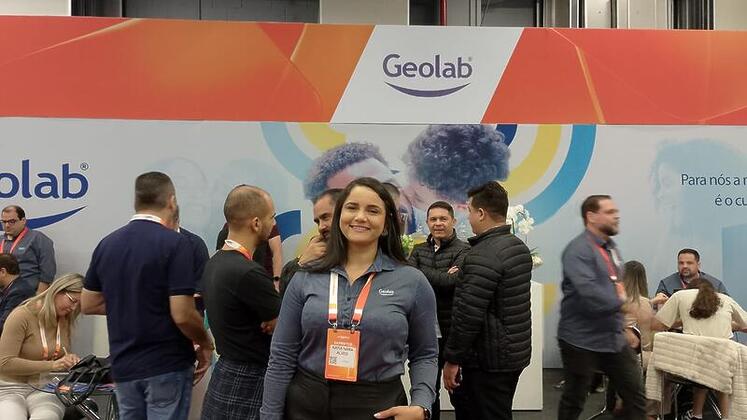 Katia Nara Silva representando o marketing da Geolab