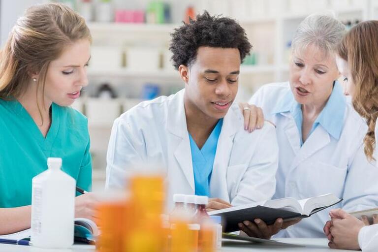 AÇÕES DE FIM DE ANO varejo farmacêutico, orientação empresarial, colaboradores