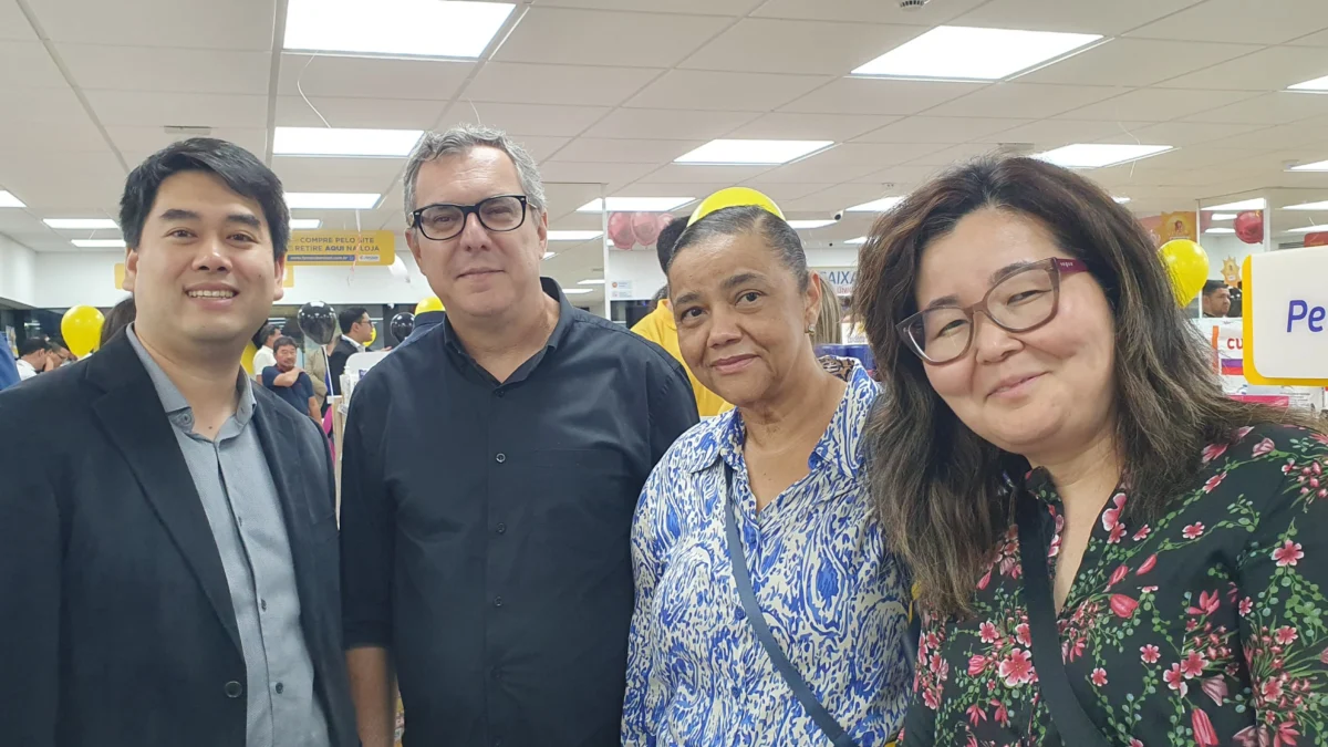 Alexandre Maeoka recebe os cumprimentos de Francisco Rodrigues, Sandra Lima e Juddy Sunawo, da Abrafarma