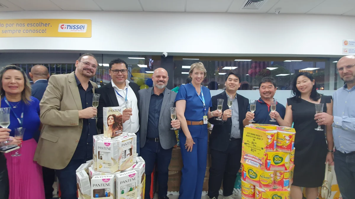 Alexandre e Sergio Maeoka (ao centro) comemoram comemoram com a diretoria a abertura em um dos endereços mais cobiçados de São Paulo