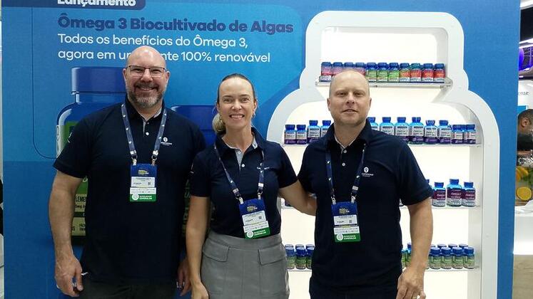 Alessandro Nieto Ana Carolina Kruger e Alexandre Silva da Catarinense Pharma apresentam diversos lancamentos como a Creatina Feno Grego e Probiocare 1