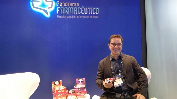 Eduardo Caruso da Atlhetica Nutrition confere as ativacoes no estudio do Panorama Farmaceutico 1