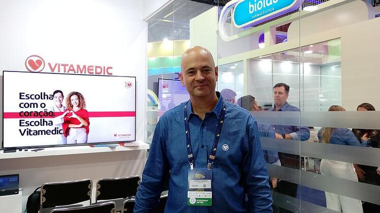 Gustavo Menezes apresenta a sala de treinamento para farmaceuticos da Vitamedic 1