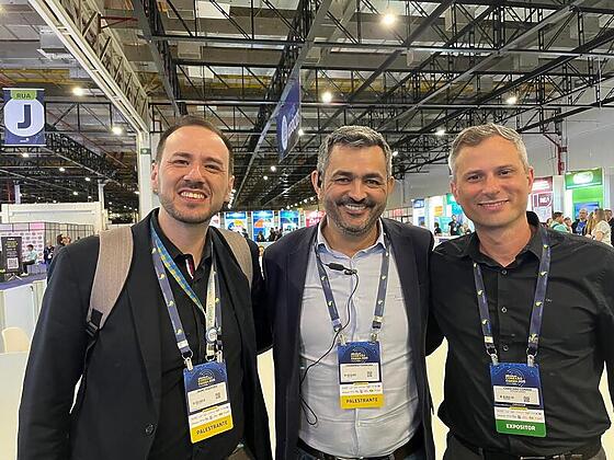 Jauri Siqueira Jr. e Cassyano Correr ambos da Clinicarx com Fernando Ferreira da Retail Jedi 1