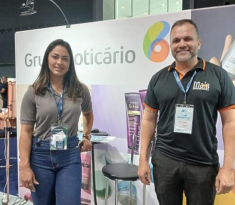 Nayara Nogueira vendedora B2B do Grupo Boticario e Junior Pereira gerente de vendas da Mais Distribuidora