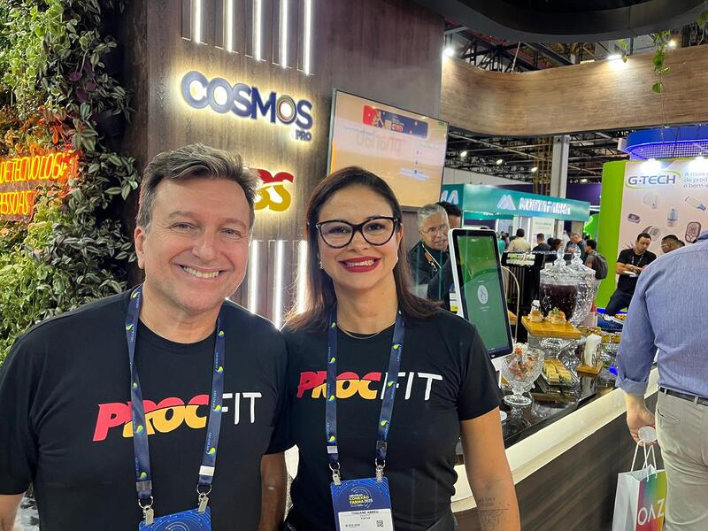 Os diretores Marcelo Guidugli e Thayane Abreu da Procfit recepcioando usuarios do Cosmos 1