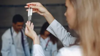 Exames rápidos nas farmácias inspiram campanha inédita