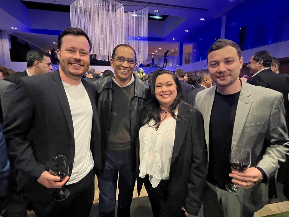 A inovadora Nexfar com Rafael Gazzola e Pedro Inácio (nas pontas), Geraldo Monteiro (Rede Integração) e Darika Ferreira (Abradilan)