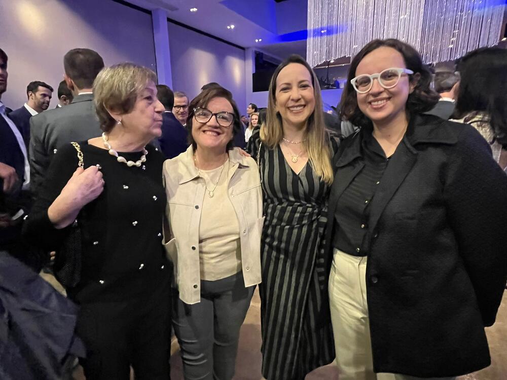 A simpatia da Silvia Osso (hors concours), Isabela Luna (Contabiliza Farma), Ligia Favoretto (EMS) e Camila Rodero (Metalfarma) unidas pela entidade