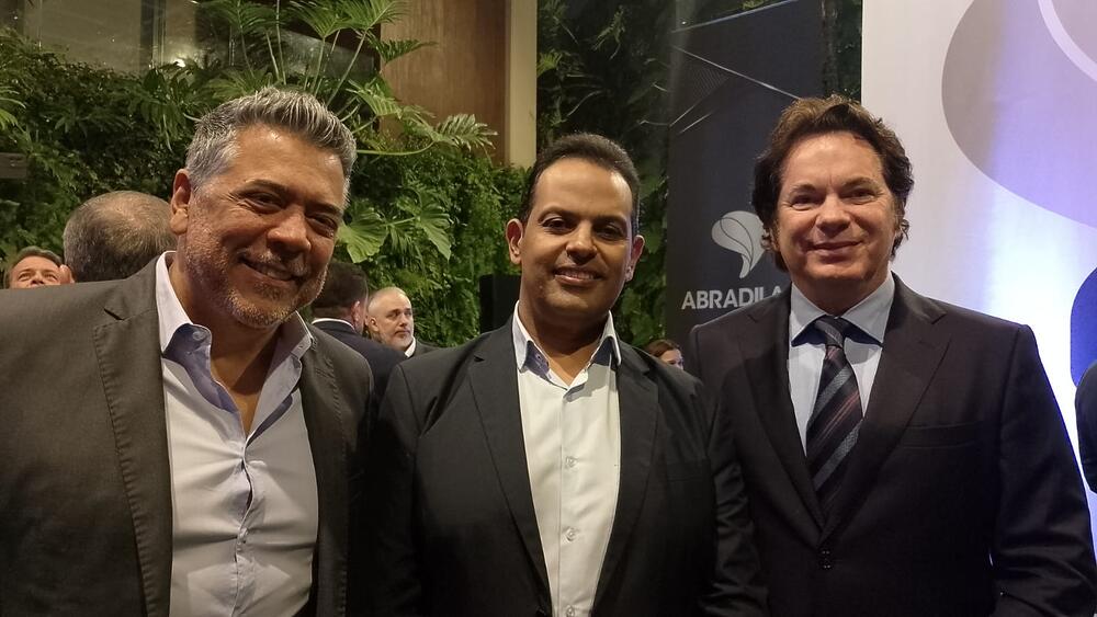 Elizeiu Junqueira (Multifarma), Adão Fonseca (Rede Melhor Compra) e Giuseppe Picolli ( GPI SpA) em bate papo animado