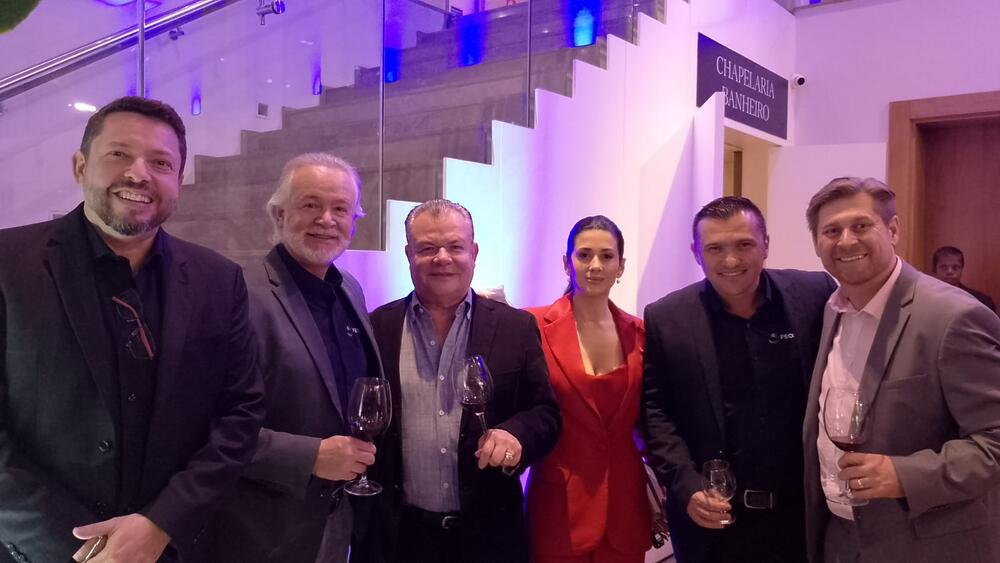 Equipe da Fecofar celebra o evento ao lado de Gerson de Sousa (Cimed)