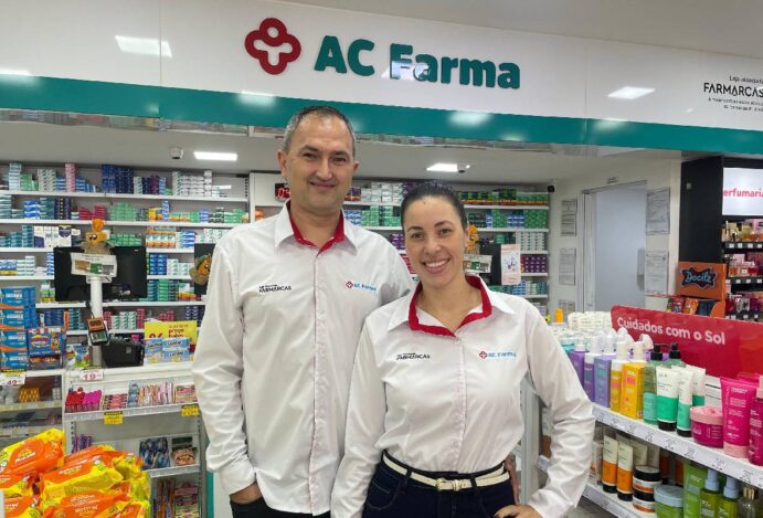 Casal chegou a vender apenas R$ 15 mil por mês, mas se superou com respaldo do associativismo Gestor de farmácia mira primeiro milhão após “loja quebrada”