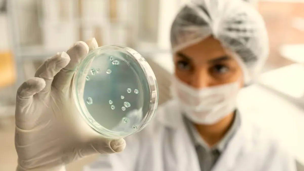 Medica trabalhando com nanomedicina