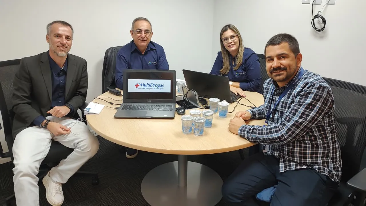 Bruno Pecorari, José Fernandes e Thamiris Ferreira, da MultiDrogas, com Vinícius Cattani, da Hertz