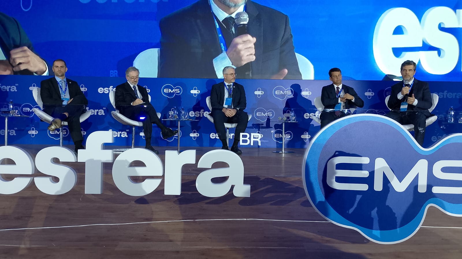 Daniel Pereira (Anvisa), Márcio Elias Rosa (Mdic), Adriano Massuda (Ministério da Saúde), Dr Luizinho (Dep. Federal) e o mediador Nelson Teich (médico e ex-ministro da saúde)
