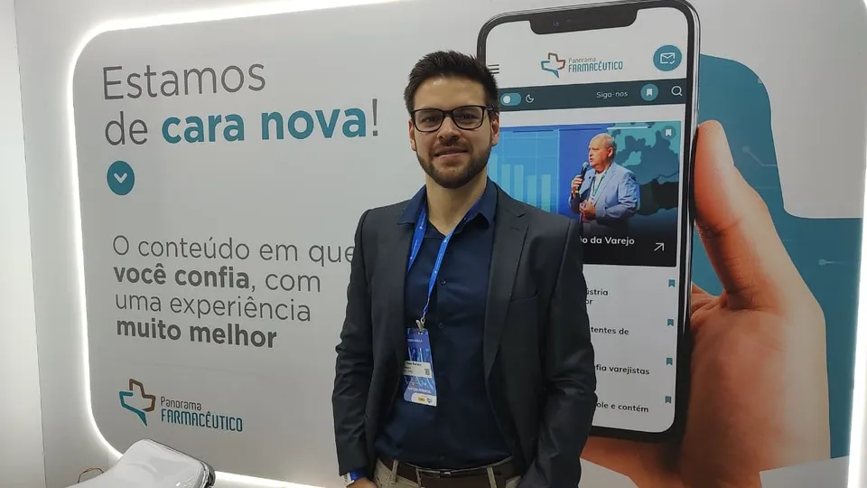 Davi Borges, da Pgfarma, em visita ao estande do Panorama Farmacêutico no Abrafarma Future Trends