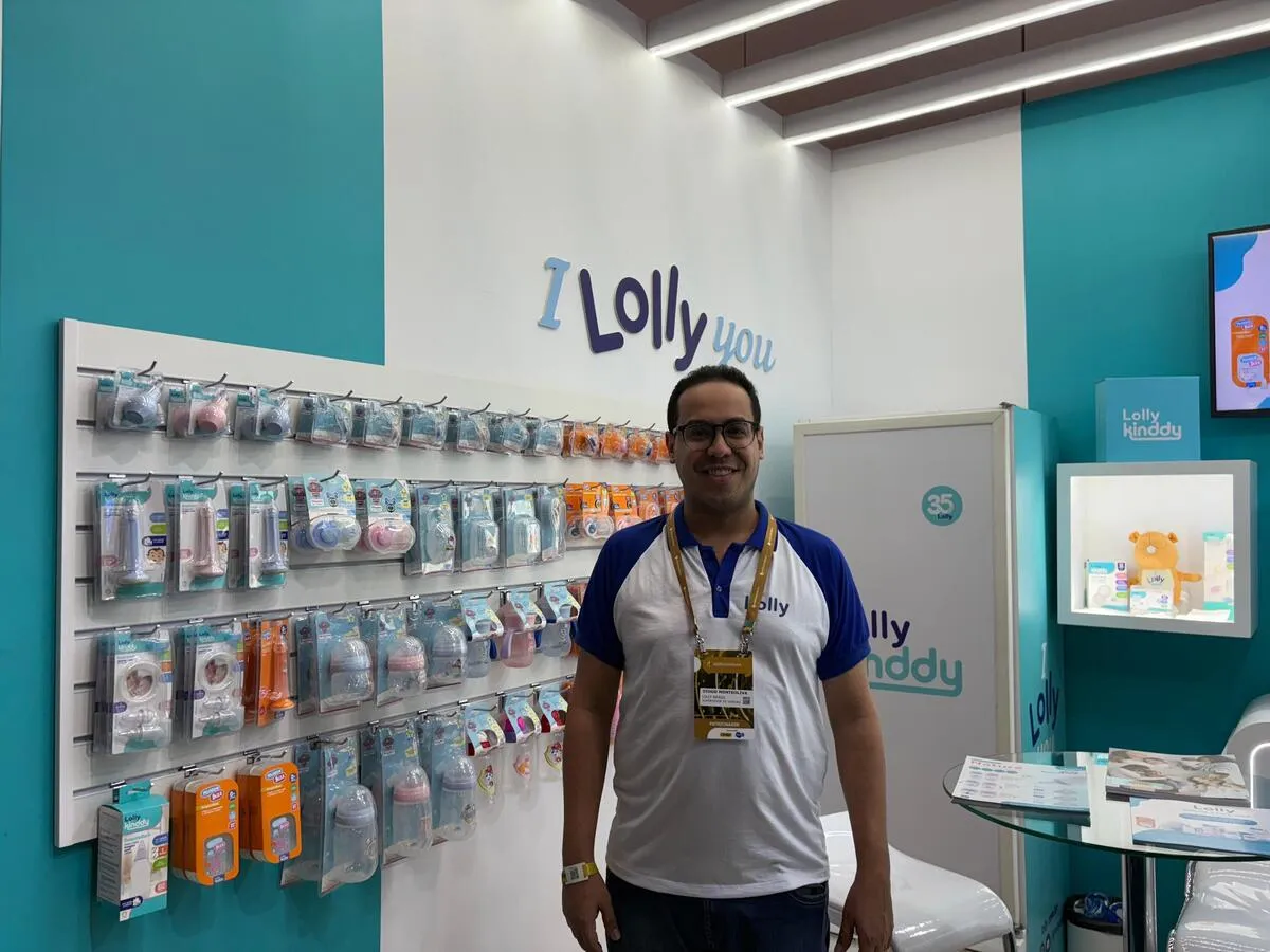 Guilherme da Silva Vieira, analista de trade marketing da Lolly, apresenta as novidades no estande