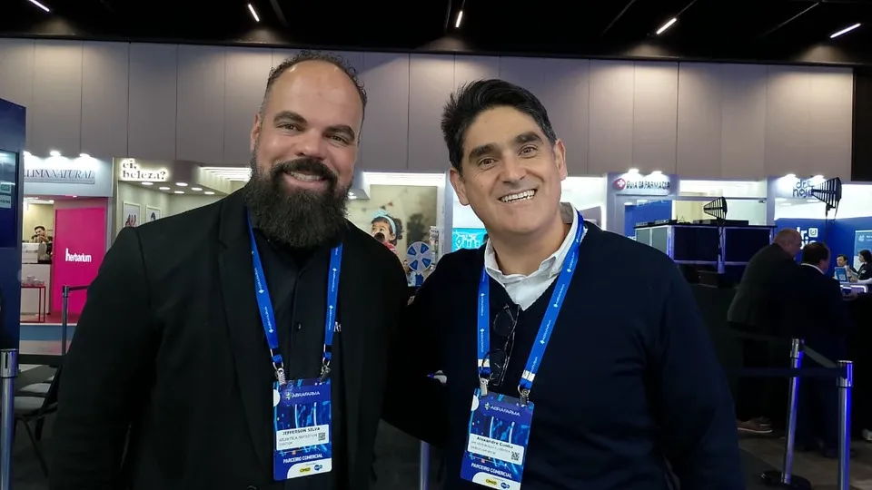 Jefferson Silva, da Atlética Nutrition, e Alexandre Magno Cunha, da AMC, visitam o estande do Panorama
