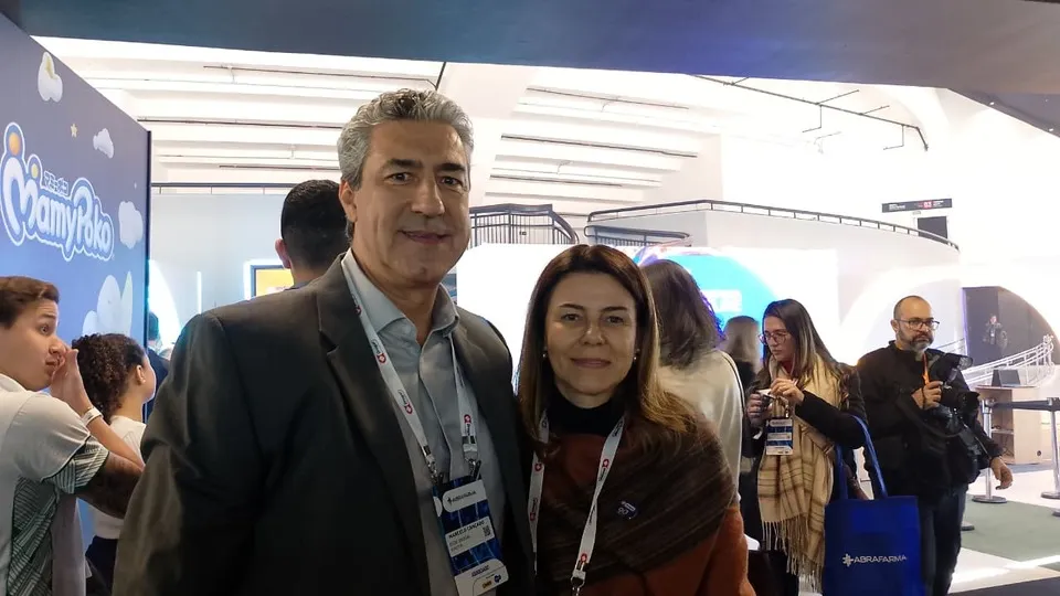 Marcelo Cançado (Drogal) e esposa prestigiam a feira
