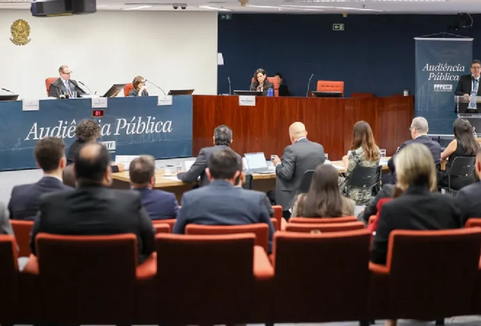 Especialistas debateram relação entre a proteção à saúde e liberdade de expressão Discussão sobre publicidade de medicamentos vai parar no STF