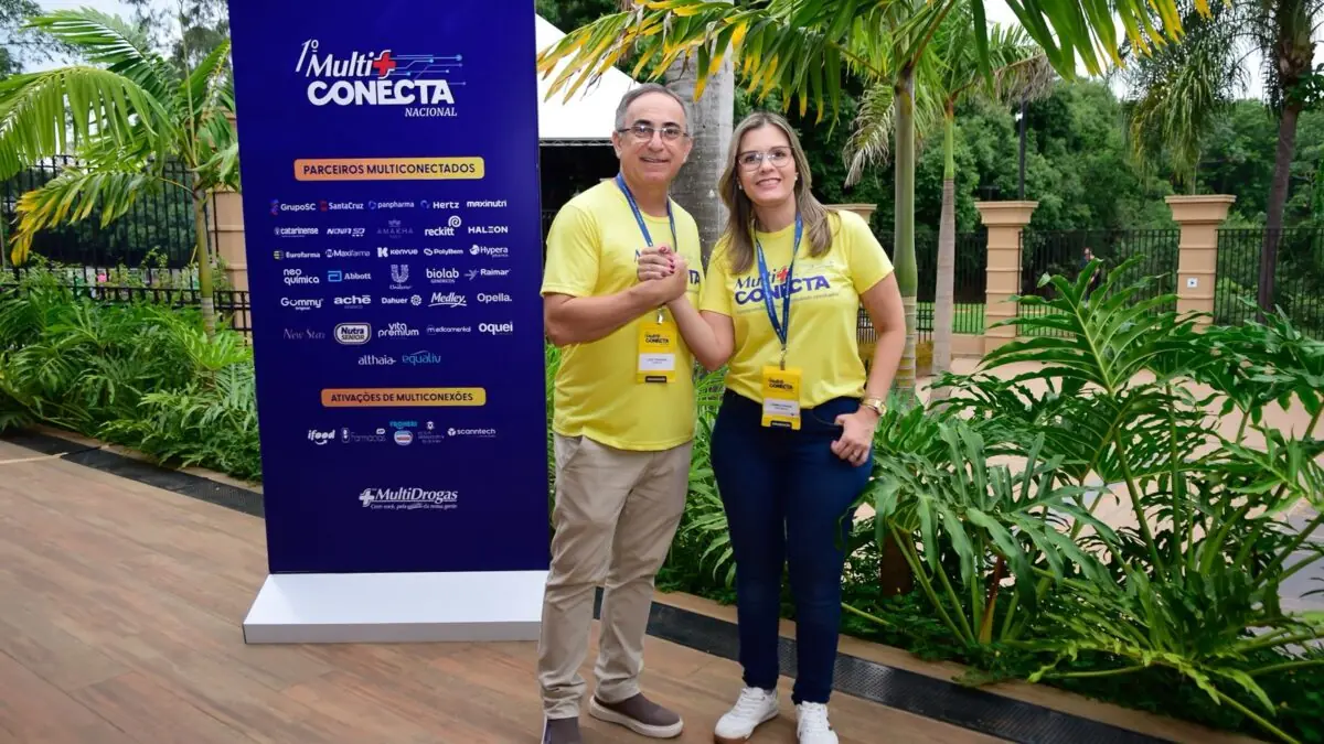 José Fernandes, diretor comercial; e Thamiris Ferreira Elias Zani, dão as boas-vindas aos participantes