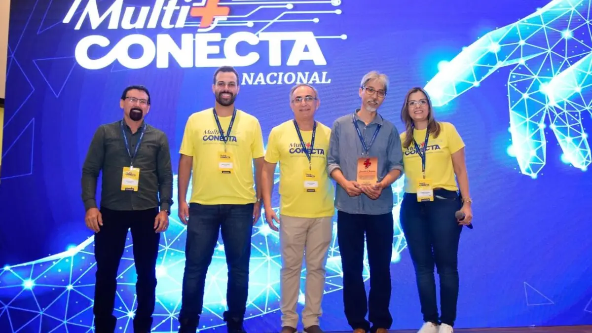 Leandro Okajima recebe homenagem da diretoria como exemplo de associativismo. Junto com ele estão Valtonio Vendrame, Gabriel Matos, José Fernandes e Thamiris