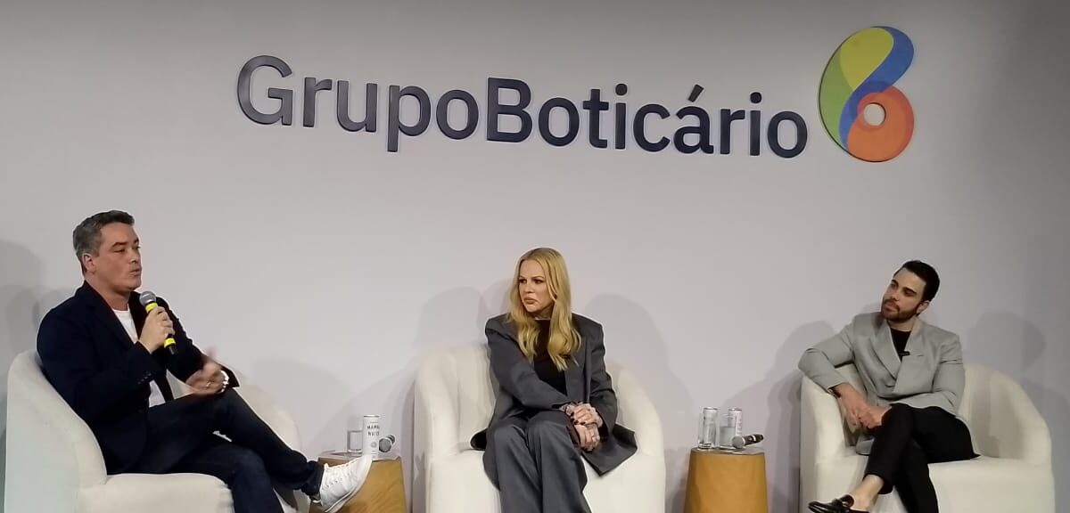 Paulo Roseiro, diretor executivo de Categorias, com os hais stylists e embaixadores TRUSS Melissa Schlukebier e Mario Henrique