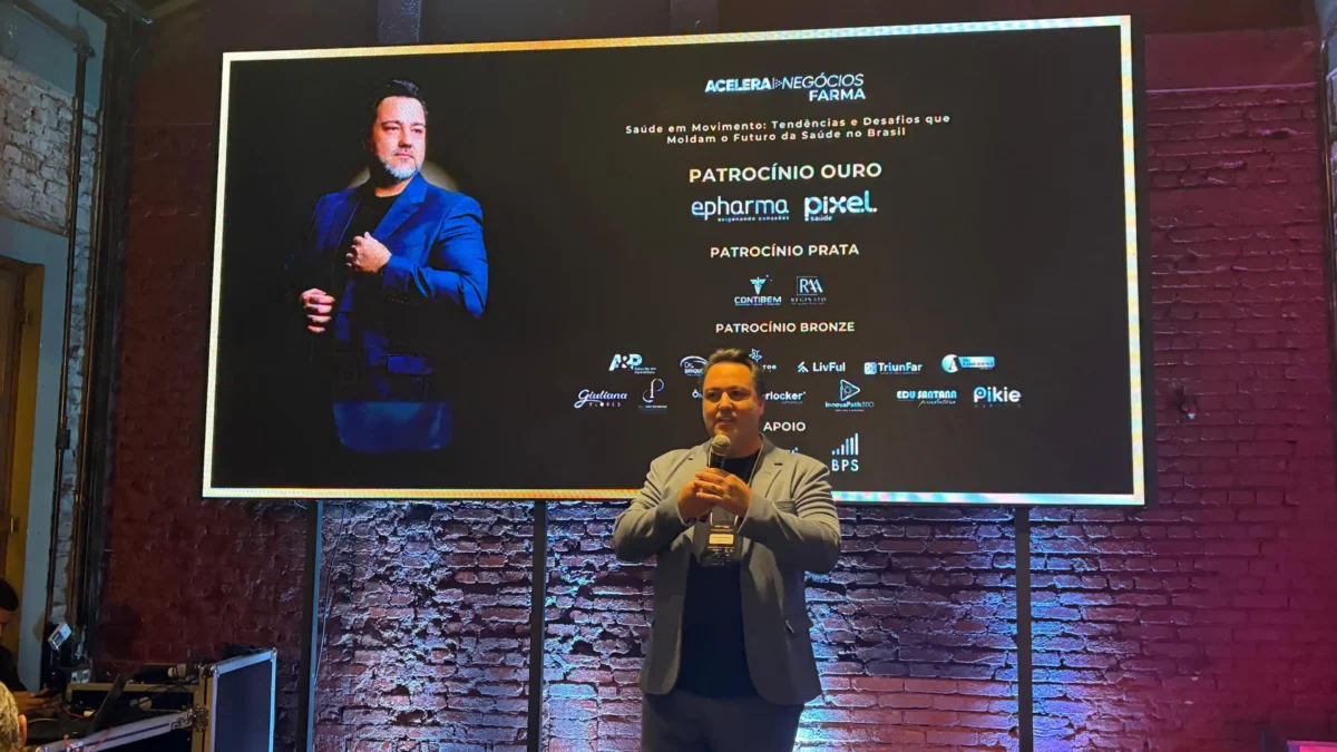 Vinícius Pedroso agradece os presentes e apresenta o evento