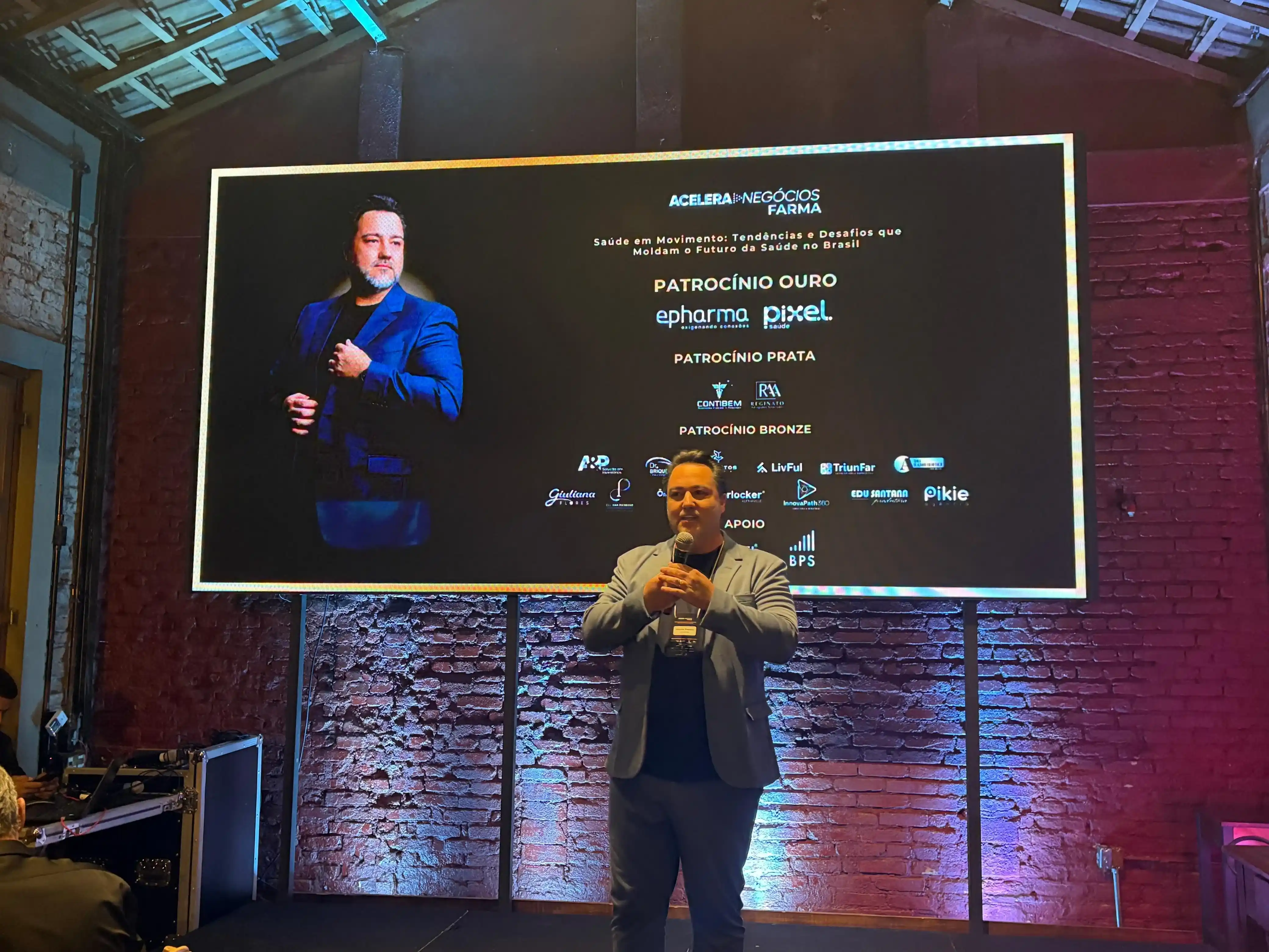 Vinícius Pedroso agradece os presentes e apresenta o evento