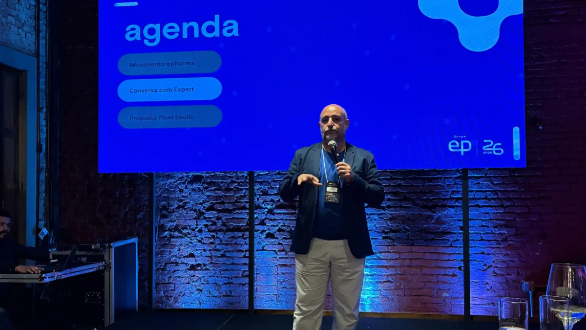 Wilson de Oliveira introduz alguns dos tópicos discutidos durante o encontro