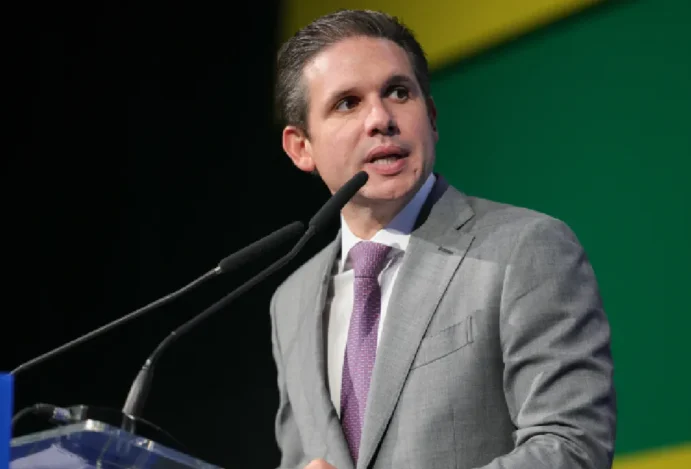 Hugo Motta vai pautar PL das farmácias nos supermercados