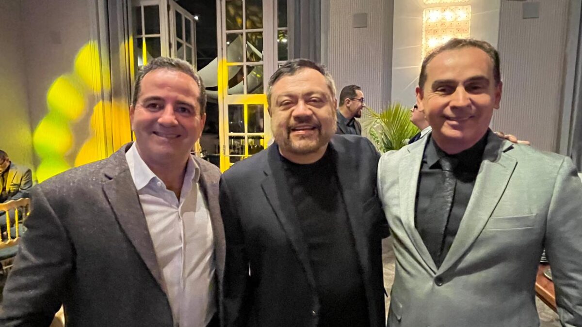 Luciano Guedes (Minas Brasil), Sergio Mena Barreto (Abrafarma) e Neilton neves (Redepharma) – em confraternizaçāo pelos 20 anos da Intercron