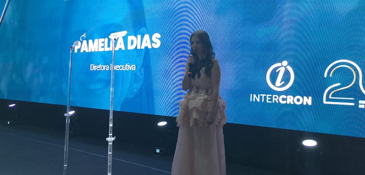 Pamella Dias, diretora executiva da Intercron, comemora o sucesso da companhia