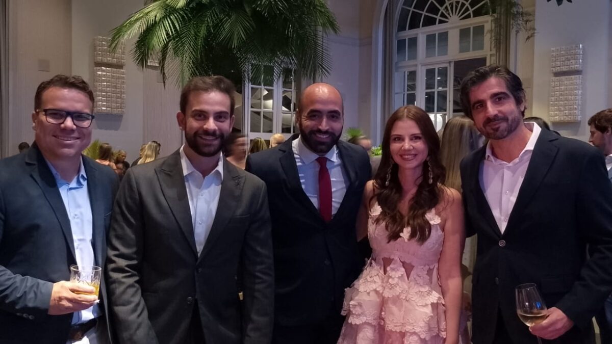 Willian Souza (Airela), Danilo Veiga (DVP), Pâmella Dias (Intercron), Jonatas Ávila (Drogal) e Fábio Miranda (Grupo PDHB) – conversa animada entre a