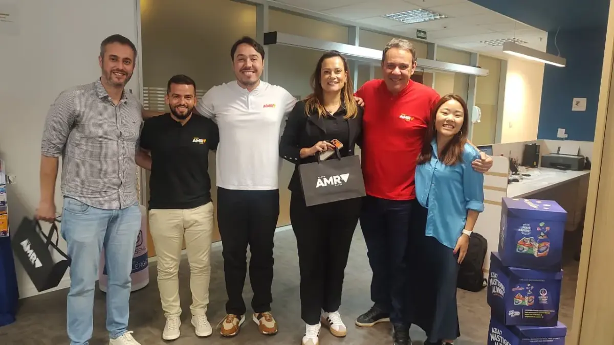 Time do Boticário posa junto a executivos do Grupo AMR após trocas produtivas