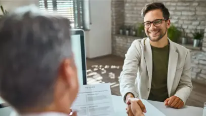 Mercado farmacêutico em alta: varejo anuncia seleção em massa e indústria abre programa de estágio
